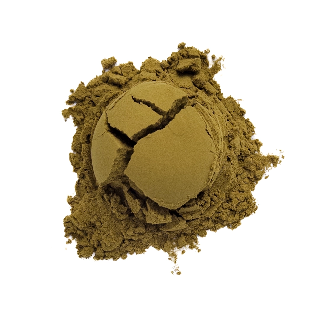 Instant high-mountain green tea powder, ochre-yellow fine powder, bright chestnut fragrance.