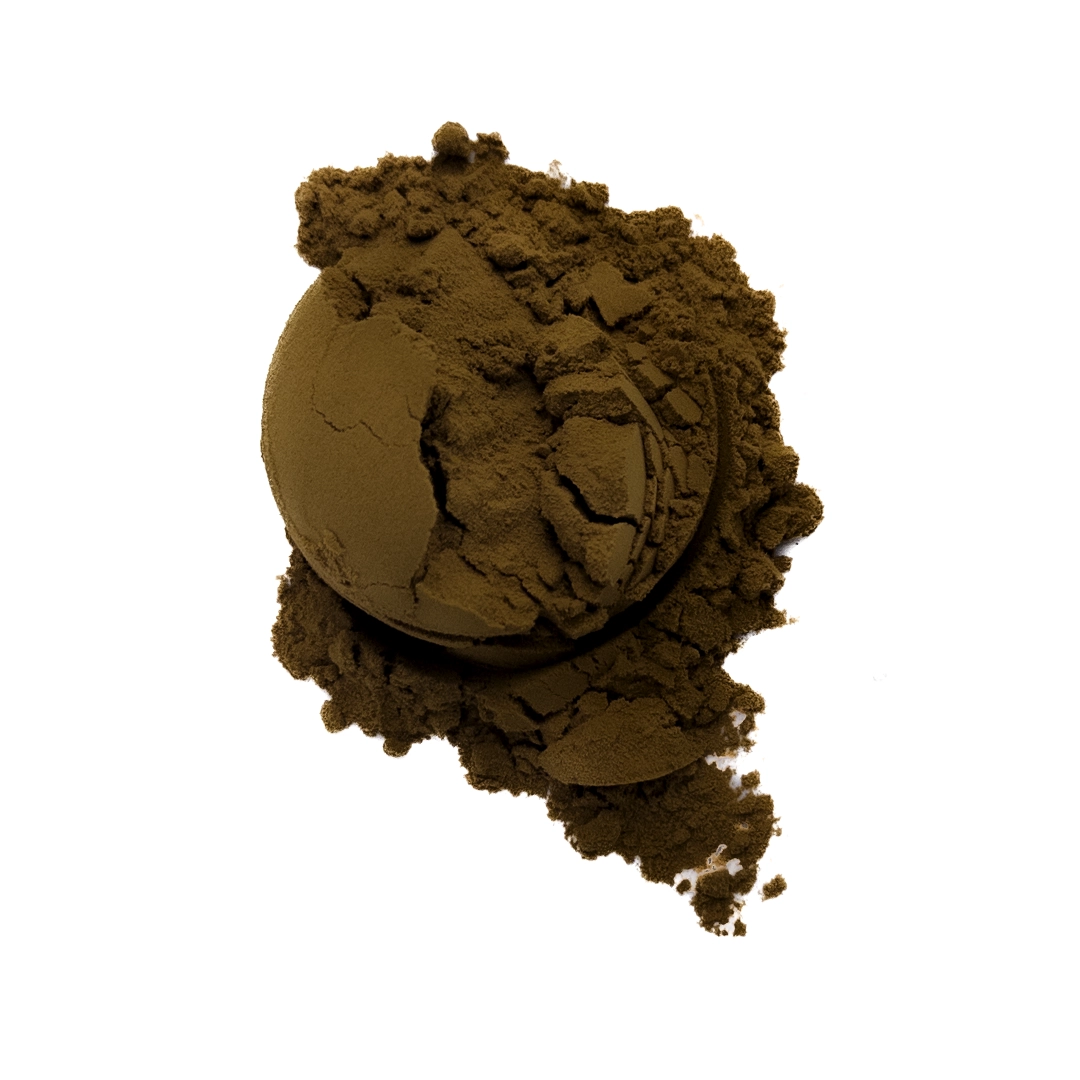 Medium-roast oolong tea powder, brown fine powder, a fuller roast that balances roast and leaf character. Representative styles: charcoal-roasted oolong, medium-roast Phoenix Dancong.